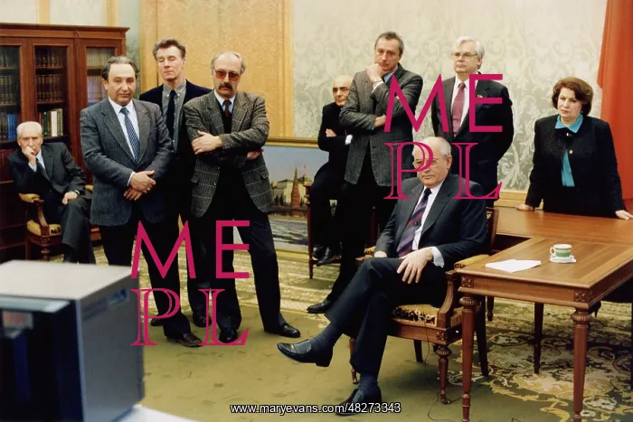 : Mikhail Gorbachev to watch Boris Yeltsin's speech, 1991 : Mikhail Gorbachev to watch Boris Yeltsin's speech, 1991