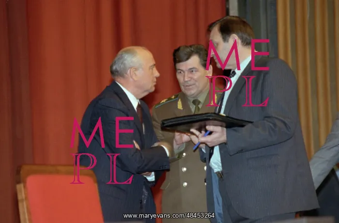 : Mikhail Gorbachev, Yevgeny Shaposhnikov and Viktor : Mikhail Gorbachev, Yevgeny Shaposhnikov and Viktor