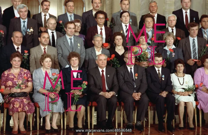 : Mikhail Gorbachyov and ZIL employees, 1991 : Mikhail Gorbachyov and ZIL employees, 1991