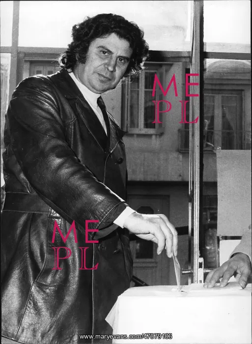 : Mikis Theodorakis casting his vote in Greek elections : Mikis Theodorakis casting his vote in Greek elections