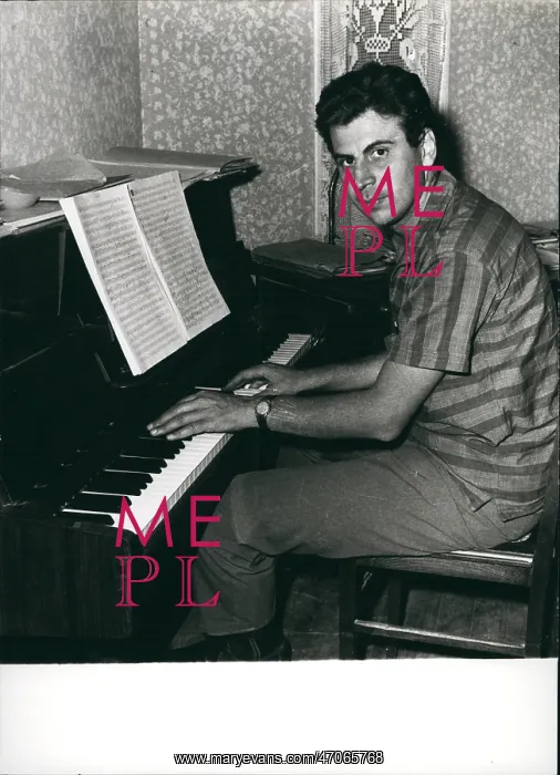 : Mikis Theodorakis, Greek composer, at the piano : Mikis Theodorakis, Greek composer, at the piano