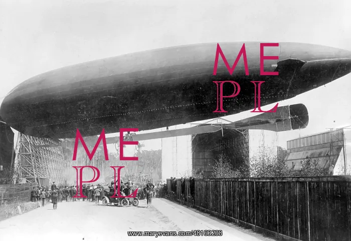 : The military airship Gross II during the launch preparatio : The military airship Gross II during the launch preparatio