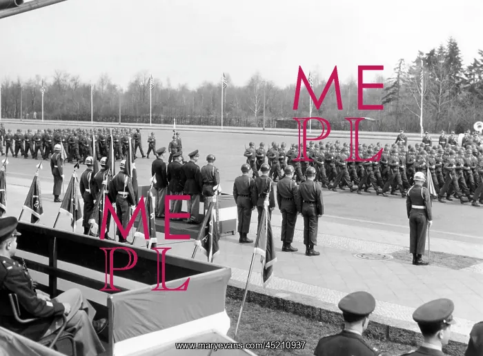 : US military parade for the visit of lieutenant general H. I : US military parade for the visit of lieutenant general H. I
