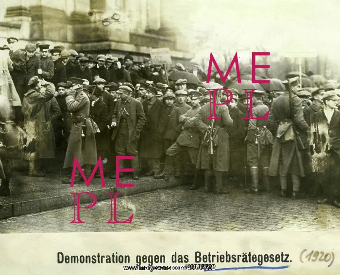 : The military protects the Reichstag during : The military protects the Reichstag during