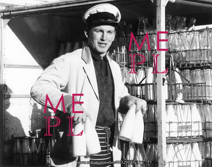 : MILKMAN MAKING DELIVERY : MILKMAN MAKING DELIVERY