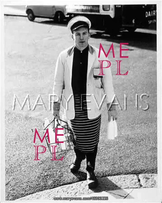 : MILKMAN MAKING DELIVERY : MILKMAN MAKING DELIVERY