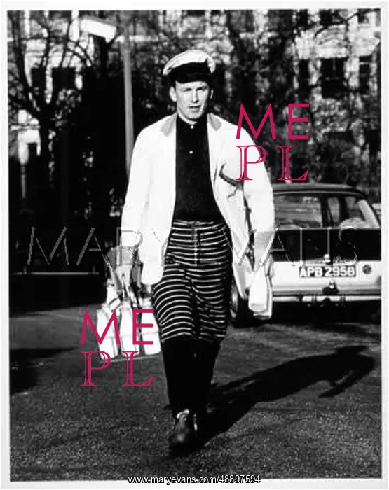 : MILKMAN MAKING DELIVERY : MILKMAN MAKING DELIVERY