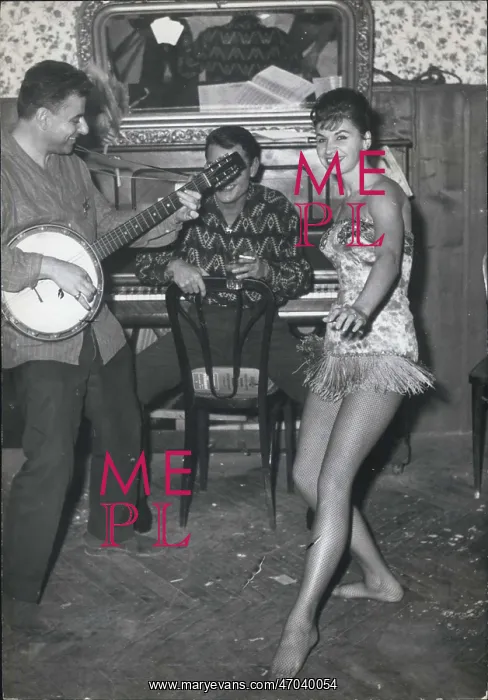 : Mimi dancing to traditional banjo music : Mimi dancing to traditional banjo music