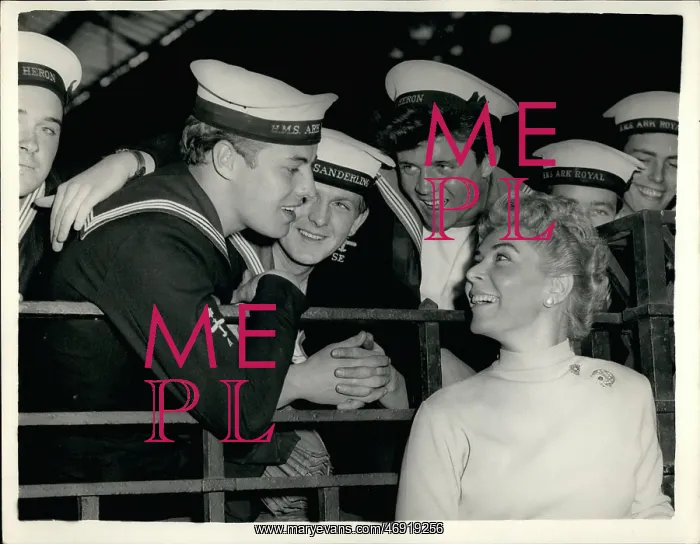 : Mindy Carson, American singing star, with sailors : Mindy Carson, American singing star, with sailors
