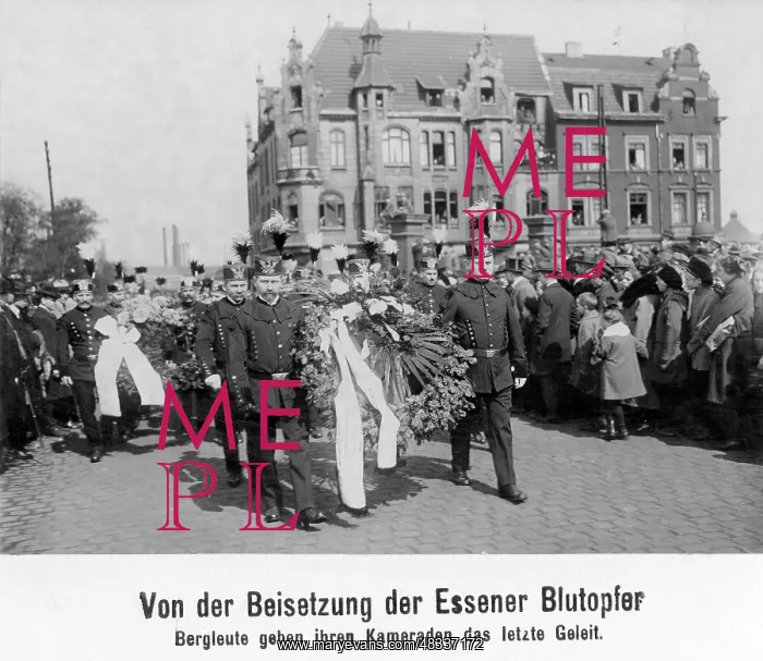 : Miners at the burial of the Essener Blutopfer : Miners at the burial of the Essener Blutopfer