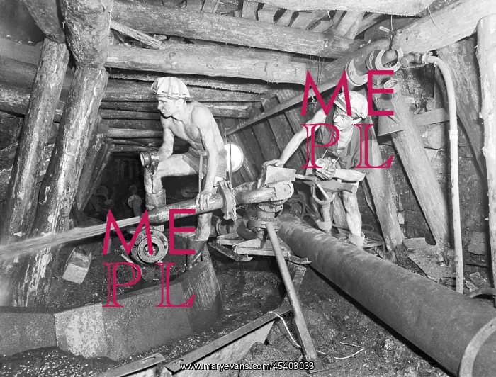 : Miners - coal mining - coal - pressure hose : Miners - coal mining - coal - pressure hose