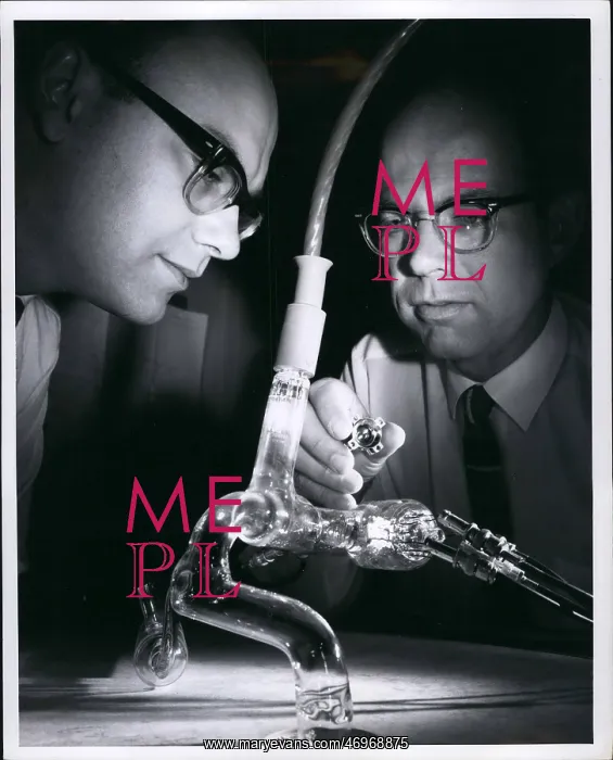 : Mini-Q spectrometer demonstrated by its inventors : Mini-Q spectrometer demonstrated by its inventors