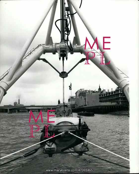 : Mini-submarine demonstrated in Pool of London : Mini-submarine demonstrated in Pool of London