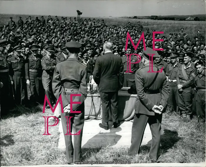 : Minister of Defence inspects territorials, Tidworth, Hants : Minister of Defence inspects territorials, Tidworth, Hants