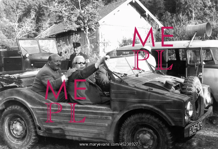 : Minister of Transport Seebohm in jeep : Minister of Transport Seebohm in jeep