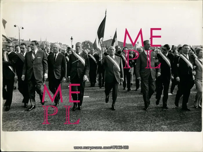 : Ministers in pro-Gaullist demonstration, Paris : Ministers in pro-Gaullist demonstration, Paris