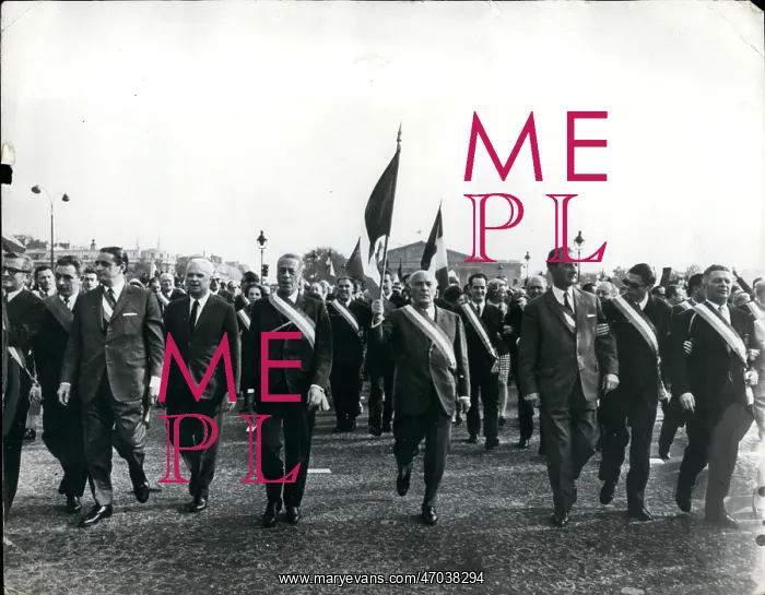 : Ministers in pro-Gaullist demonstration, Paris : Ministers in pro-Gaullist demonstration, Paris