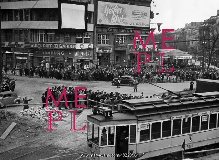 : Minute of silence during a broadcast speech by Adolf Hit : Minute of silence during a broadcast speech by Adolf Hit