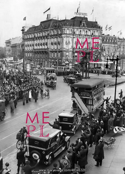 : Minute of silence at Potsdamer Platz, 1933 : Minute of silence at Potsdamer Platz, 1933