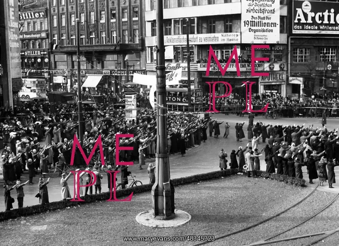  : Minute of silence at Potsdamer Platz, 1933