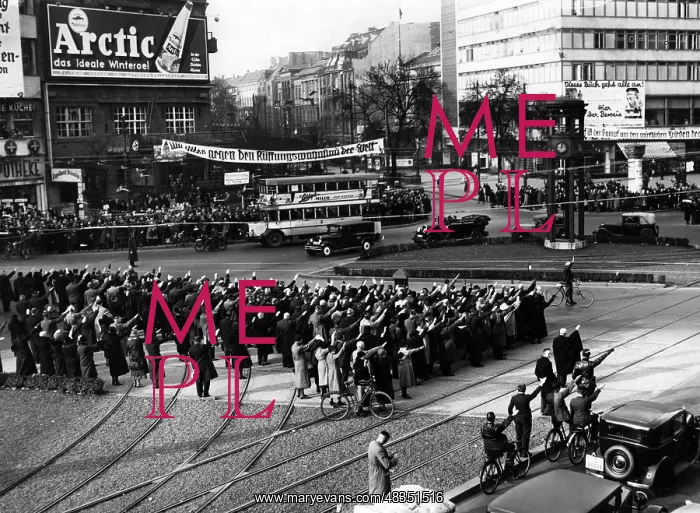 : Minute of silence at Potsdamer Platz, 1933 : Minute of silence at Potsdamer Platz, 1933