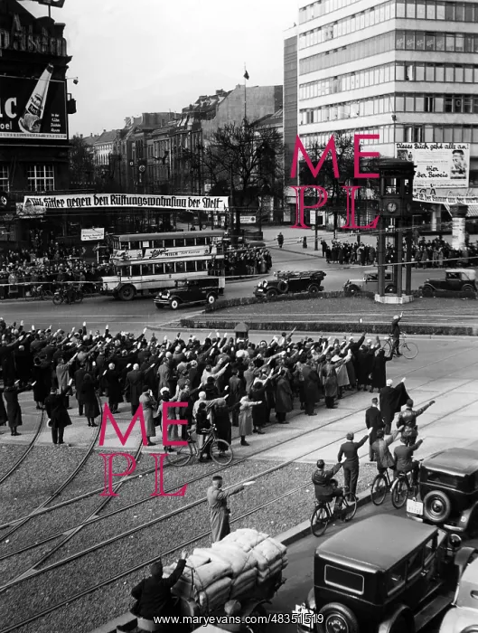 : Minute of silence at Potsdamer Platz, 1933 : Minute of silence at Potsdamer Platz, 1933