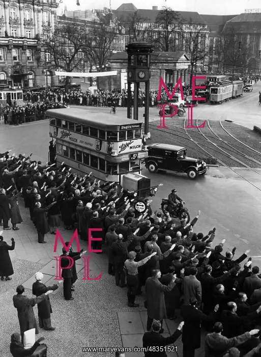 : Minute of silence at Potsdamer Platz, 1933 : Minute of silence at Potsdamer Platz, 1933