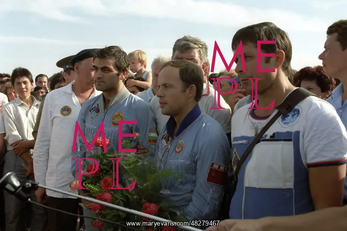 : Mir orbital space station crew return, 1988 : Mir orbital space station crew return, 1988