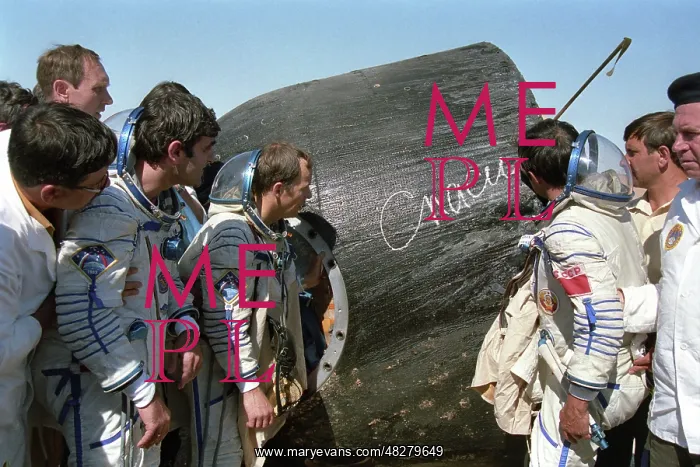 : Mir orbital space station crew return, 1988 : Mir orbital space station crew return, 1988