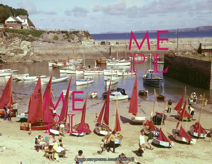 : Mirror dinghies at Newquay, Cornwall : Mirror dinghies at Newquay, Cornwall