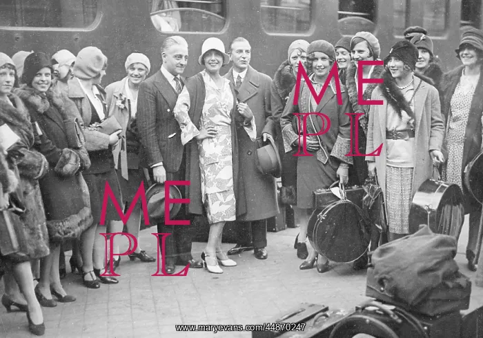 : MISTINGUETT IN PARIS : MISTINGUETT IN PARIS