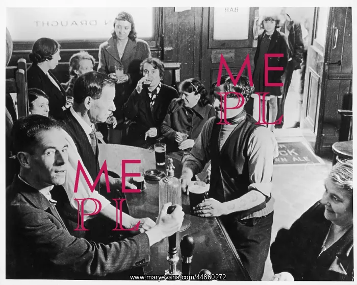 : MIXED BAR SCENE 1930S : MIXED BAR SCENE 1930S