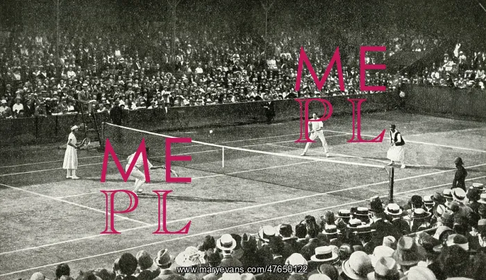 : Mixed doubles match in progress, Wimbledon, SW London : Mixed doubles match in progress, Wimbledon, SW London