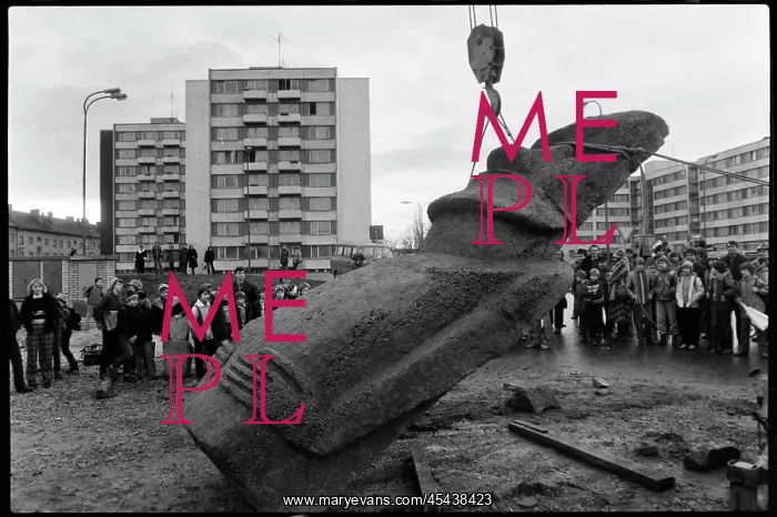 : Moai statue in Strakonice, experiment, transfer, transport : Moai statue in Strakonice, experiment, transfer, transport