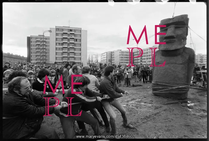 : Moai statue in Strakonice, experiment, transfer, transport : Moai statue in Strakonice, experiment, transfer, transport