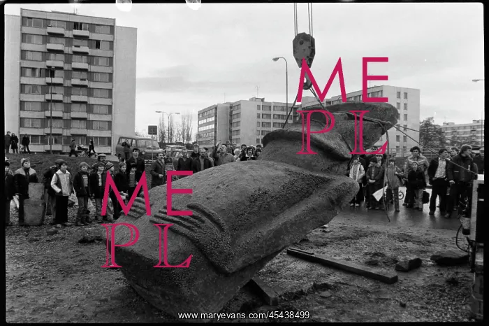 : Moai statue in Strakonice, experiment, transfer, transport : Moai statue in Strakonice, experiment, transfer, transport