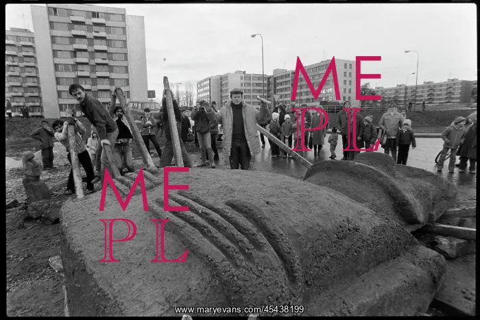 : Moai statue in Strakonice, experiment, transfer : Moai statue in Strakonice, experiment, transfer