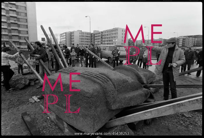 : Moai statue in Strakonice, experiment, transfer : Moai statue in Strakonice, experiment, transfer