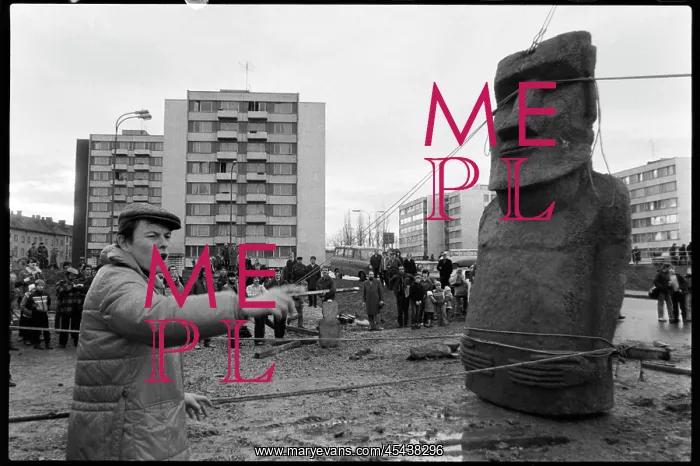 : Moai statue in Strakonice, experiment, transfer : Moai statue in Strakonice, experiment, transfer