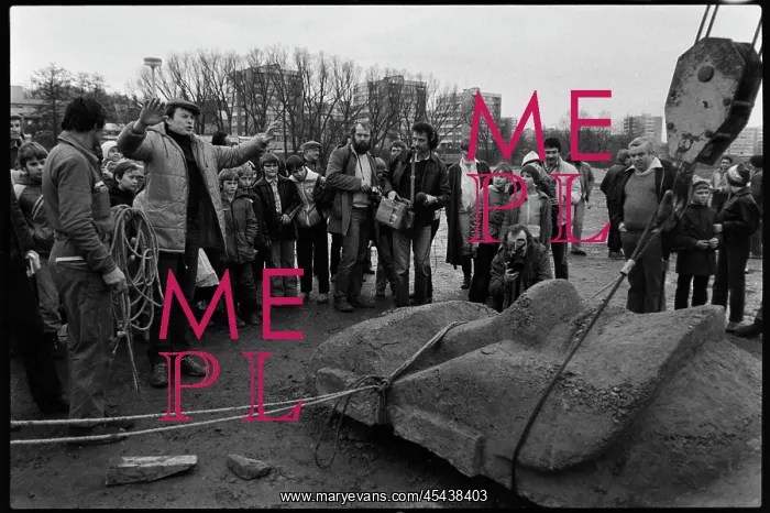 : Moai statue in Strakonice, experiment, transfer : Moai statue in Strakonice, experiment, transfer