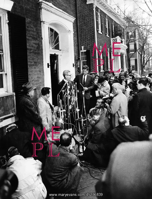 : Mob scene outside President-elect John Kennedy's ? : Mob scene outside President-elect John Kennedy's ?