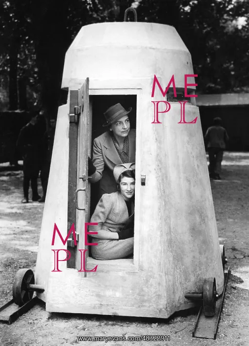 : Mobile air-raid shelter in Paris, 1939 : Mobile air-raid shelter in Paris, 1939