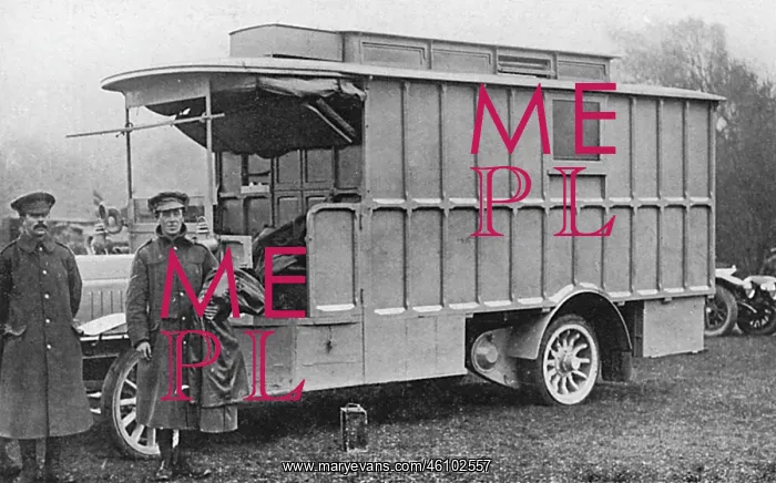 : Mobile bacteriological laboratory, RAMC officers in France : Mobile bacteriological laboratory, RAMC officers in France