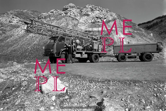 : Mobile self-propelled drilling rig, 1976 : Mobile self-propelled drilling rig, 1976