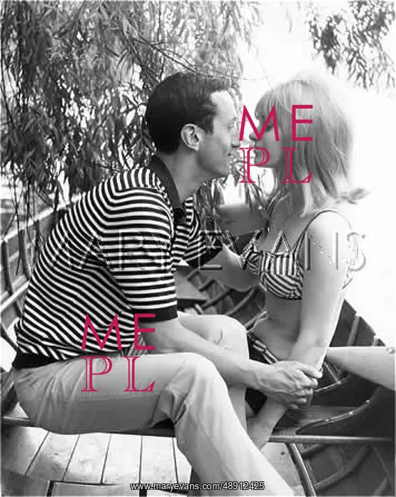  : MODEL COUPLE