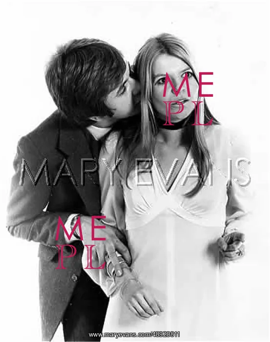  : MODEL COUPLE