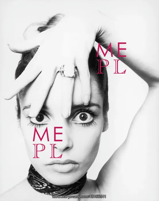  : MODEL WITH HAND