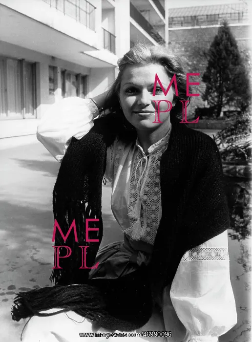 : Model Jeane Manson posing outside : Model Jeane Manson posing outside