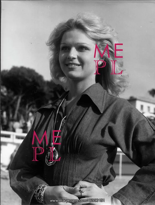 : Model Jeane Manson on a ranch : Model Jeane Manson on a ranch