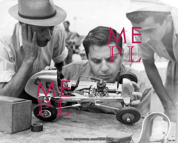  : MODEL RACING CAR